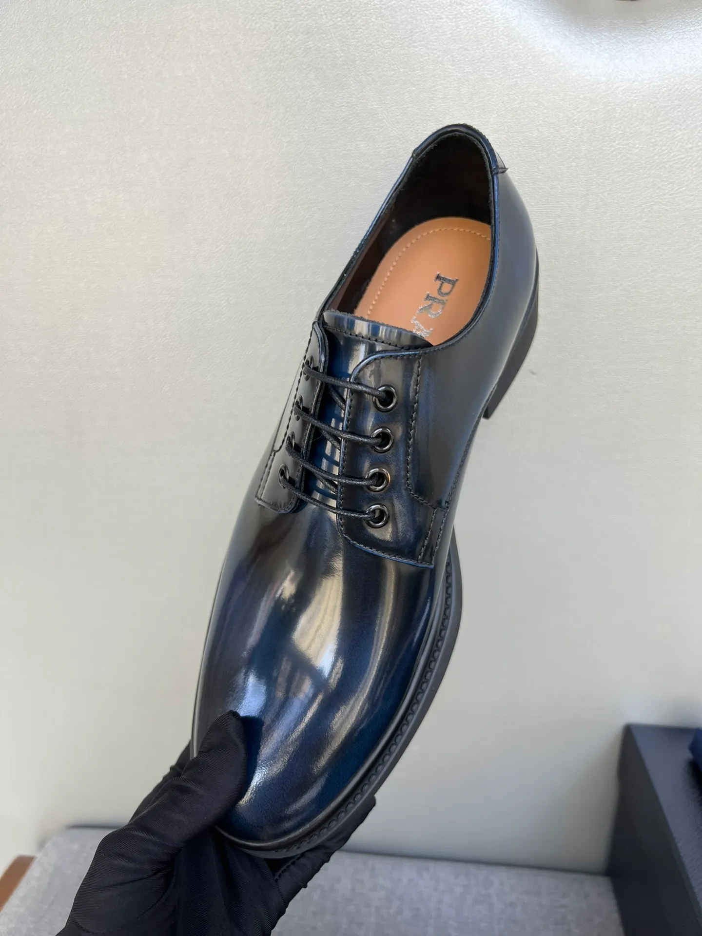 Men's shoes 💰860 💰Best recommendation✨PRADA Prada top purchasing quality imported upper with color-brushed edge beads carved toe design cowhide lining private molded TPU outsole non-slip, wear-resistant and elastic fashionable and versatile burgundy black blue 39-44 in stock (38, 45 customized for replacement, return and exchange)